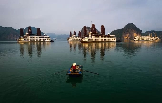 Bên cạnh những du thuyền 4-5 sao, du khách có thể bắt gặp ngư dân chèo thuyền mưu sinh. Đây là một nét văn hóa đặc trưng tại các làng chài Hạ Long.