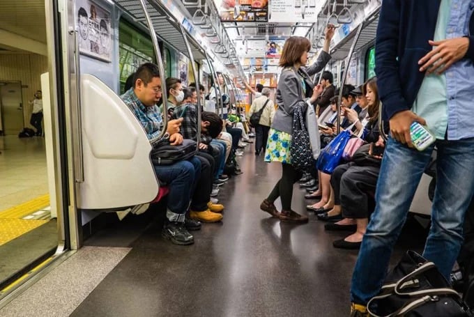 Khi đi tàu điện ngầm ở Nhật Bản, bạn cũng cần phải quan sát và tìm hiểu văn hóa nước bạn. Ảnh: Japan Times