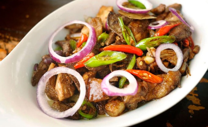 Igado Thịt lợn và gan được nấu cùng với với giấm, nước tương, tỏi, hành tây, lá nguyệt quế, ớt chuông và đậu xanh tạo nên Igado, một món ăn phổ biến ở vùng Ilocos (nó cũng nổi tiếng ở Bicol, tỉnh Albay). Món ăn này đặt tên theo từ 
