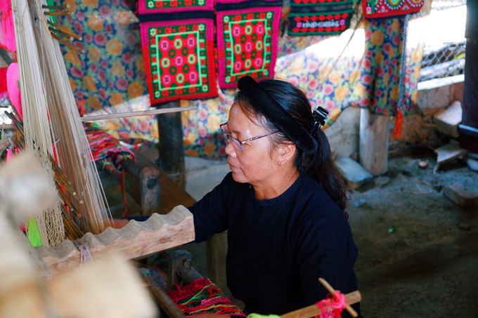 Làng dệt thủ công người Tày  Dệt thổ cẩm trước đây là công việc thường ngày của phụ nữ Tày ở Cao Bằng. Các loại vải được dệt bằng sợi len lớn với màu sắc chủ đạo là xanh, đỏ, tím, đen, trắng. Họa tiết trên vải chủ yếu là các loài hoa, động vật quý và chim muông. Ngày nay, văn hóa truyền thống này vẫn được gìn giữ ở xã Phù Ngọc, huyện Hà Quảng.  Trong ảnh là nghệ nhân Nông Thị Thược, 57 tuổi, một trong những người cuối cùng ở làng duy trì nghề dệt thổ cẩm truyền thống. Gia đình bà đã có 4 đời làm nghề. Với lòng yêu nghề, bà từng vận động nhiều phụ nữ trong xóm, thành lập tổ dệt và bán sản phẩm tới nhiều nơi trong và ngoài nước. Năm 2016, gia đình bà Thược được Hiệp hội Làng nghề Việt Nam phong tặng "Bảng vàng gia tộc nghề truyền thống Việt Nam".