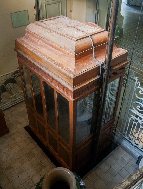 Dinh thự của Chú Hỏa cũng là nơi đầu tiên ở Sài Gòn có thang máy, điều xa xỉ ở Việt Nam lúc đấy. Là sản phẩm của châu Âu nhưng thang máy lại được làm bằng gỗ, bên trong bài trí, chạm trổ như một chiếc kiệu của quan.
