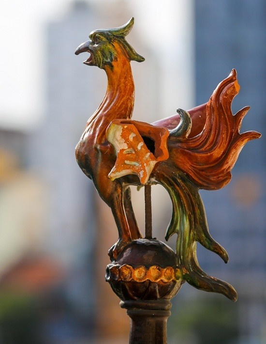  Một số đỉnh mái dinh thự gắn tượng gà trống Gaulois bằng gốm. Gaulois là biểu tượng của nền cộng hòa Pháp, với dáng hình oai vệ, màu đỏ, đuôi cong lên. Con gà thể hiện cho quyền lực và lòng dũng cảm.