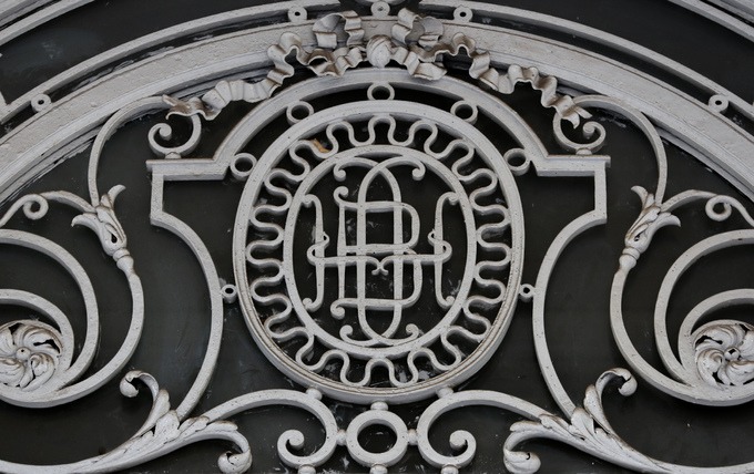 Cửa chính và cổng khu vực sảnh có kiến trúc cuốn vòm, khung bằng thép, trên vòm cửa có chữ cách điệu H.B.H - những ký tự viết tắt tên chủ nhân Hứa Bổn Hòa.