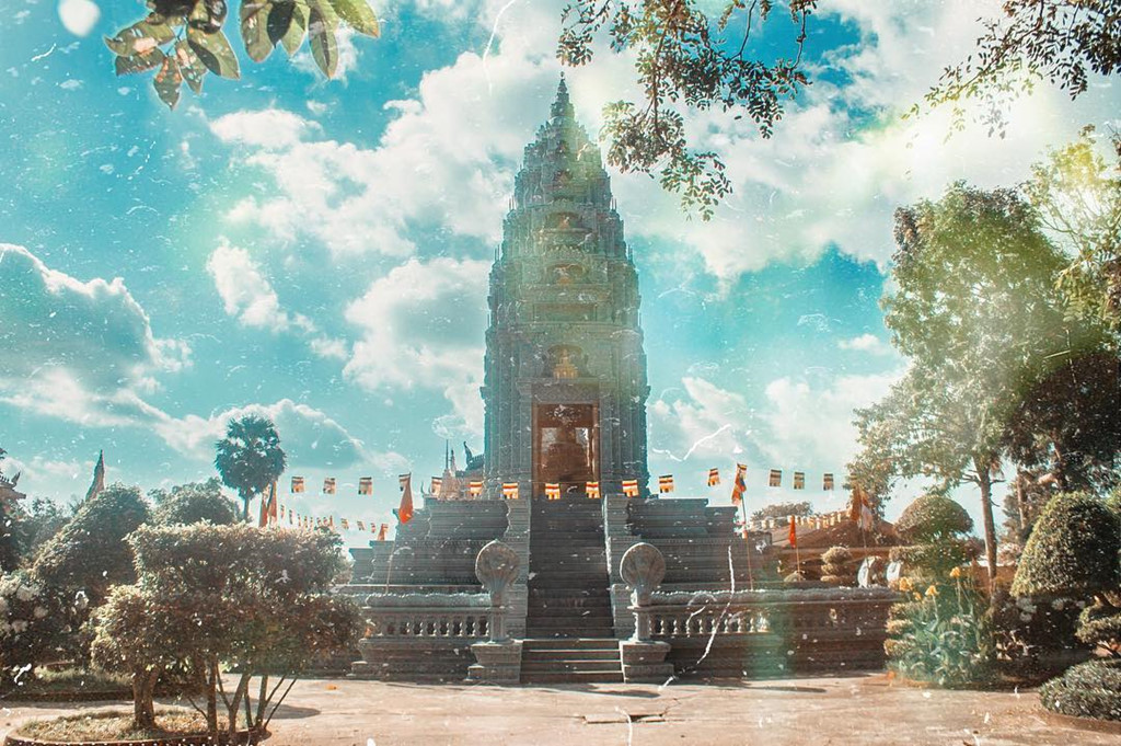 Chùa Botum Vong Sa Som Rong là một trong những ngôi chùa ấn tượng nhất ở Sóc Trăng. Được xây dựng từ năm 1969, chùa có kiến trúc độc đáo và đầy tinh tế. iVIVU.com sẽ giới thiệu cho bạn những thông tin chi tiết và hình ảnh đẹp nhất về Chùa Botum Vong Sa Som Rong.