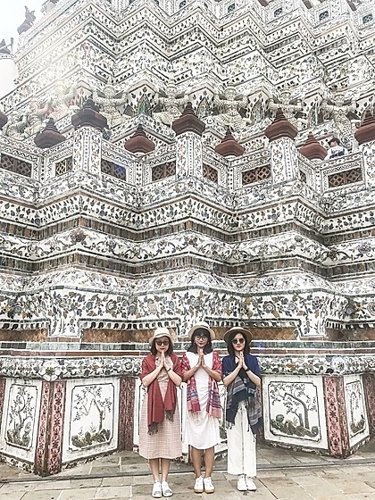 Phương Thảo (đứng giữa) chụp ảnh tại Wat Arun. Cô mua vé du lịch Thái Lan và bay chặng Hải Phòng-Bangkok cho lượt đi, và lượt về bay Bangkok-Hà Nội, vì ngày 10/9, không có chuyến bay thẳng từ Bangkok về Hải Phòng.