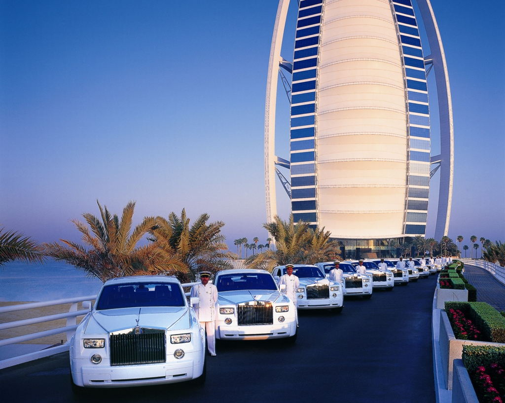 Lựa chọn nghỉ dưỡng ở khách sạn Burj al-Arab, khi vừa xuống sân bay Dubai, nếu không đặt trực thăng để hạ cánh trên tầng thượng cao 212 m so với mực nước biển, bạn sẽ được chiếc Rolls Royce trắng đắt tiền đưa tới điểm dừng chân. Khách sạn là nơi sở hữu đội xe Rolls Royce lớn nhất thế giới. Ảnh: Archilovers.