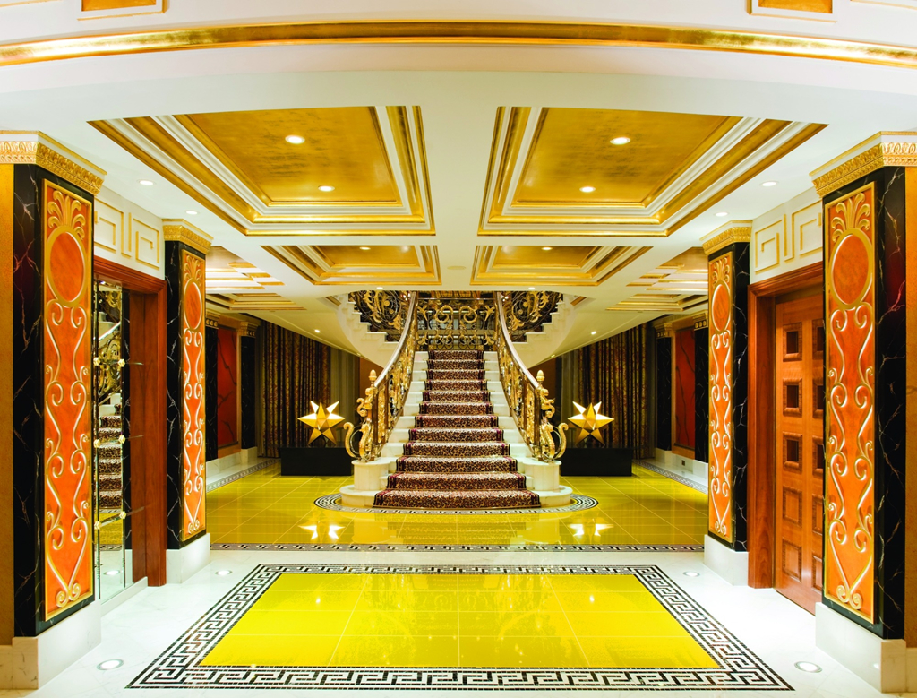 Nội thất xa hoa bên trong khách sạn khiến bạn thêm phần trầm trồ. Gần 240.000 m2 tường bao phủ đá cẩm thạch. Sàn nhà lát đá cẩm thạch statuario hiếm và quý nhất ở Italy. Vàng 24 cara bao phủ hơn 2.043 m2 nội thất, bao gồm cả màn hình tivi. Tất cả 202 phòng đều có tầm nhìn ngoạn mục hướng ra vịnh Ba Tư. Ảnh: Dubai-Infoguide.de.
