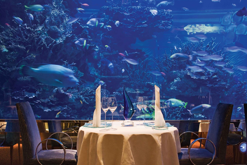 Với thiết kế bể cá khổng lồ chứa gần 1.000 m3 nước ở khu vực chính, nhà hàng Al Mahara là điểm đến lý tưởng để bạn và người thân dùng bữa tối thân mật. Dubai là điểm du lịch cho những trải nghiệm xa hoa bậc nhất. Vì vậy, Burj al-Arab được thiết kế cũng không nằm ngoài mục đích đó. Để tận hưởng cuộc sống giàu có, bạn phải bỏ chi phí lưu trú không nhỏ, từ 2.700-19.000 USD/đêm. Ảnh: Cntravellerme.