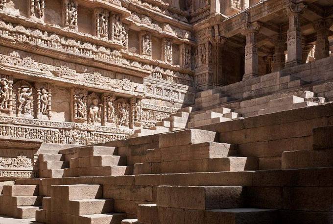 Từ mặt đất, những bậc thang đối xứng của Rani Ki Vav dẫn lối xuống một giếng nước ngầm. Tất cả đều được giữ nguyên vẹn bởi lớp phù sa trong trận lụt sông Saraswati cách đây 7 thế kỷ. Ảnh: Mythical India.