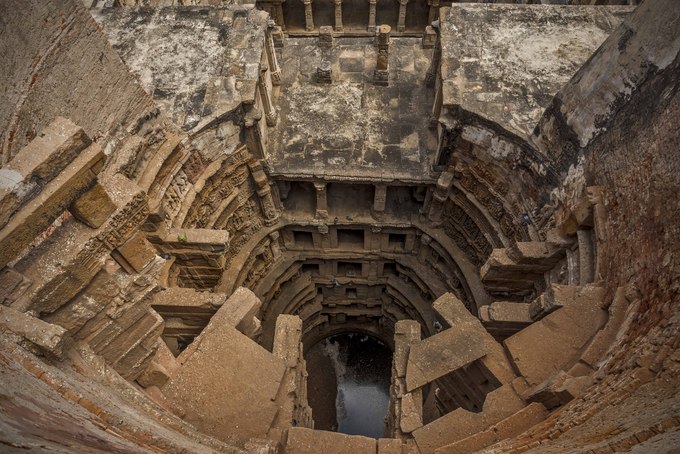 Rani Ki Vav là một minh chứng cho giếng thang, hệ thống lưu trữ nước dưới lòng đất được phát minh bởi người Ấn Độ vào thiên niên kỷ 3 trước công nguyên. Ban đầu, hệ thống này là những hố đất đơn giản. Theo thời gian, chúng dần được xây dựng thành những công trình nghệ thuật nhiều tầng và phức tạp.