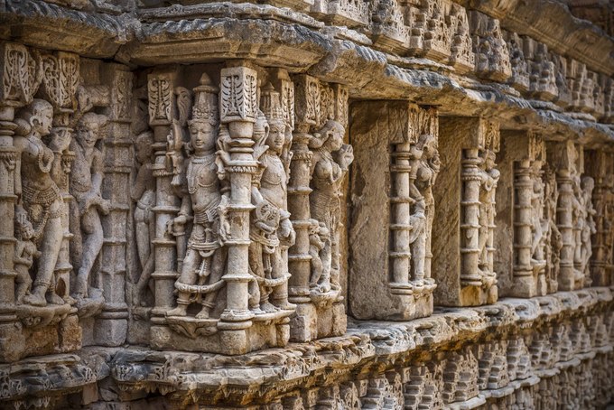 Rani Ki Vav được thiết kế như một ngôi đền đảo ngược để làm nổi bật sự tôn nghiêm của nước. Di tích này có tổng cộng 7 tầng thang và những bức tường điêu khắc có giá trị nghệ thuật cao.