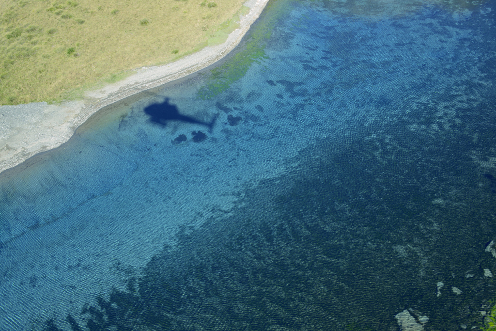 Người ta đã tổ chức một nghiên cứu khoa học để đo độ trong suốt của nước hồ với sự tham gia của nhà khoa học NIWA Mark Gall, một chuyên gia về thiết bị quang học đại dương. Bên cạnh đó, một số chuyến thám hiểm bằng máy bay trực thăng cũng được thưc hiện để xác định rằng tầm nhìn ngang của Blue Lake có thể dao động trong khoảng 70-80 m. Ảnh: Nastroy.