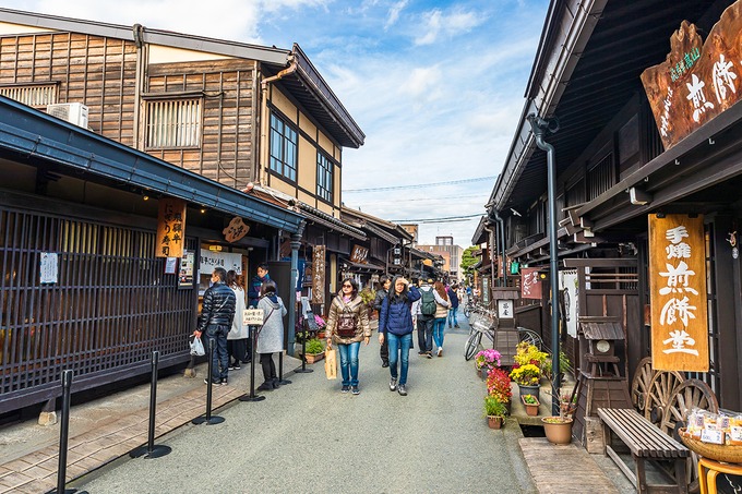 Phố cổ Takayama còn có tên khác là Hida Takayama, tọa lạc tại vùng núi Hida thuộc tỉnh Gifu. Nơi đây gồm những tòa nhà hàng trăm năm tuổi vẫn được bảo tồn nguyên vẹn. Thời phong kiến, Takayama cung cấp gỗ chất lượng cùng đội thợ mộc tay nghề cao. Họ đã xây dựng nên Cung điện Hoàng gia Kyoto, nhiều đền thờ ở Kyoto và Nara. Ảnh: ShutterStock/Suchart Boonyavech.