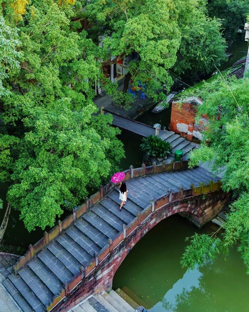 Được xây dựng từ cách đây hơn 600 năm, Phùng Giản thôn mang phong cách kiến trúc vùng Giang Nam với nhiều kênh rạch chằng chịt cùng những cây cầu cổ kính, rêu phong.