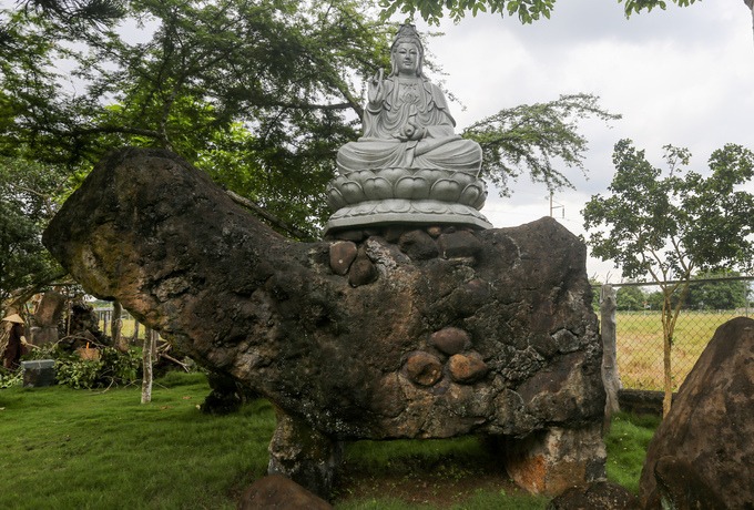 Khuôn viên chùa còn có nhiều tảng đá đủ hình thù, xếp đặt thành những hình khối tự nhiên. Theo nhà chùa, các tảng đá chủ yếu do người dân trong vùng làm ruộng, rẫy tìm thấy và mang đến tặng. Một số tảng lớn khác do Phật tử phương xa hiến tặng.