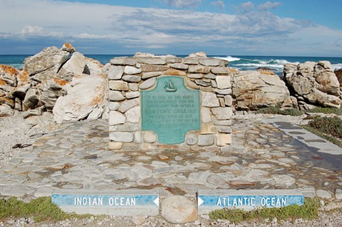 Mũi Agulhas là mũi đá nằm cách Mũi Hảo Vọng 150 km về phía nam. Một tấm bia đá được dựng lên trên bờ biển để đánh dấu nơi này, bên trái là Ấn Độ Dương, bên phải là Đại Tây Dương. Ảnh: Joachim Huber.