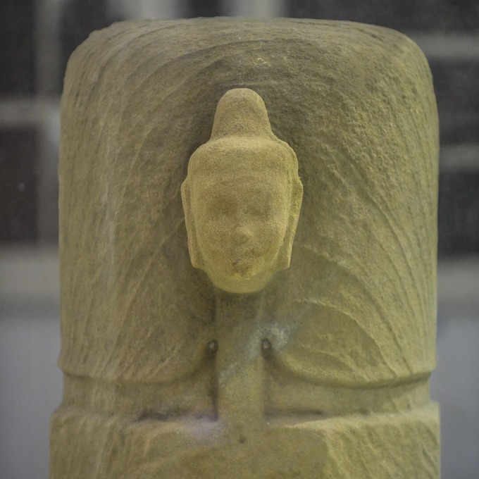 Bức tượng được gọi là Mukhalinga thay vì Linga bởi phần đầu của biểu tượng sinh dục nam nhô ra chiếc đầu của thần Shiva, được tạc liền khối cao 23 cm, rộng 13,5 cm và búi tóc cao 5,5 cm. Mukhalinga này là tác phẩm duy nhất ở Việt Nam.