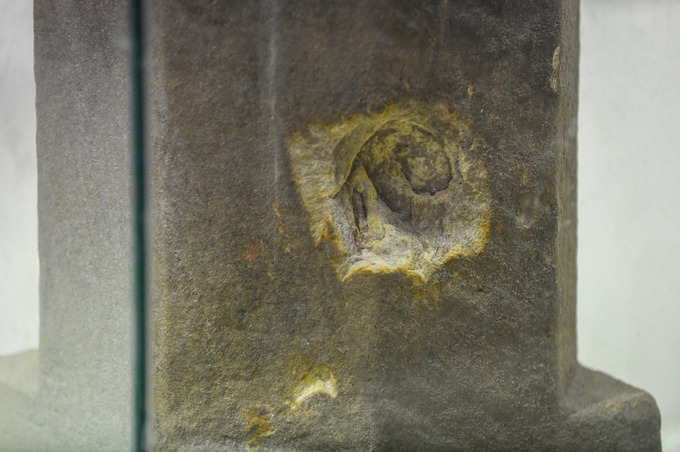 Vết vỡ phía sau tượng Mukhalinga. Hiện vật được phát hiện vào tháng 11/2012, sau một trận mưa lớn, cách ngôi đền E4 khoảng 10 m về phía đông tại khu di tích đền tháp Mỹ Sơn. Mukhalinga Mỹ Sơn đã được xếp hạng là bảo vật quốc gia năm 2015.