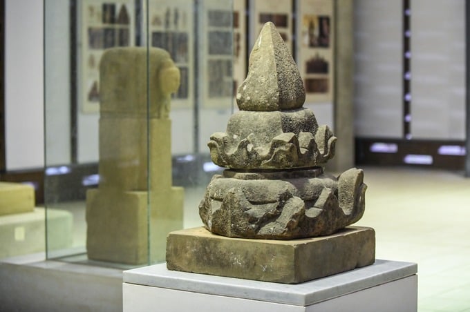 Bên cạnh Mukhalinga, bảo tàng Mỹ Sơn còn trưng bày nhiều hiện vật điêu khắc của khu di tích như các bia đá, tượng cổ... Trong ảnh là một đỉnh tháp làm bằng đá sa thạch có niên đại từ thế kỷ 10 của ngôi đền A1, công trình cao 28 m được đánh giá là kiệt tác tiêu biểu vào thời hoàng kim của Chămpa.