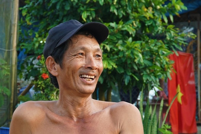 Ông Trần Văn Lý Em (55 tuổi), chồng bà Bảy phụ trách lấy phân từ một cơ sở nổi tiếng ở vùng. "Ghe chở phân đến mỗi ngày, số lượng khoảng vài chục bao và chúng tôi tiêu thụ trong khoảng 2-3 ngày", ông cho biết.