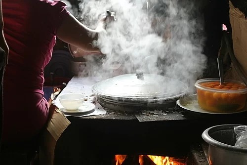 Những ngôi nhà cổ ở Đồng Văn luôn nghi ngút khói hấp bánh vào mỗi sáng sớm. Ảnh: Lan Hương.