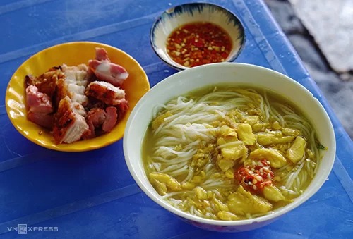 Bún cá Là món ăn nổi tiếng ở An Giang, bún cá Châu Đốc không do người Việt sáng tạo mà du nhập từ nước láng giềng Campuchia. 