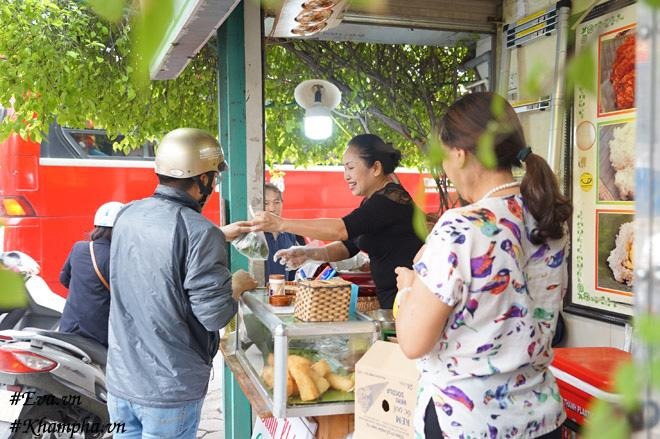 Bánh khúc nổi tiếng Hà Nội chỉ 13 nghìn/chiếc, ăn từ sáng no tới trưa, mỗi ngày bán hàng nghìn chiếc