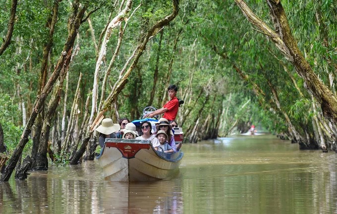 Rừng tràm trà sư có diện tích hơn 800 ha nằm ở huyện Tịnh Biên, An Giang. Đây là một trong những điểm du lịch nổi tiếng nhất miền Tây Nam Bộ, cách thành phố Châu Đốc khoảng 20 km về hướng nam.