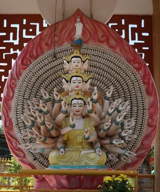 Tượng Quan Âm nghìn tay nghìn mắt ngồi trên đài sen được thờ trong am nhỏ ở sân chùa.