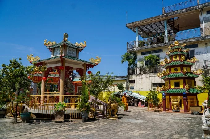 Sân chùa có điện nhỏ thờ Bồ Tát Quan âm, đối diện là bảo tháp cao 3 m để lưu trữ tro cốt các vị trụ trì chùa.