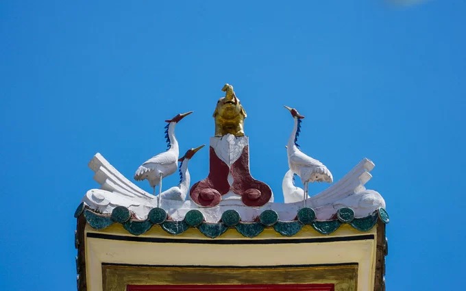 Trên nóc chùa tạc tượng voi bên cạnh bốn con hạc. Theo triết lý nhà Phật, voi là một biểu tượng của sức mạnh tâm thức, canh gác các ngôi đền và bảo vệ Đức Phật.