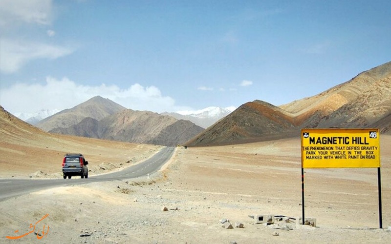 Cách đoạn đường vài mét, một biển chỉ dẫn màu vàng được đánh dấu, từ đây, ôtô sẽ bắt đầu tự di chuyển với tốc độ gần 20 km/h. Một số du khách tò mò đã ghi lại đoạn video trải nghiệm ở đây. Thời gian tốt nhất để tham quan đồi từ tính Ladakh là từ tháng 7-9. Ảnh: Eligast.