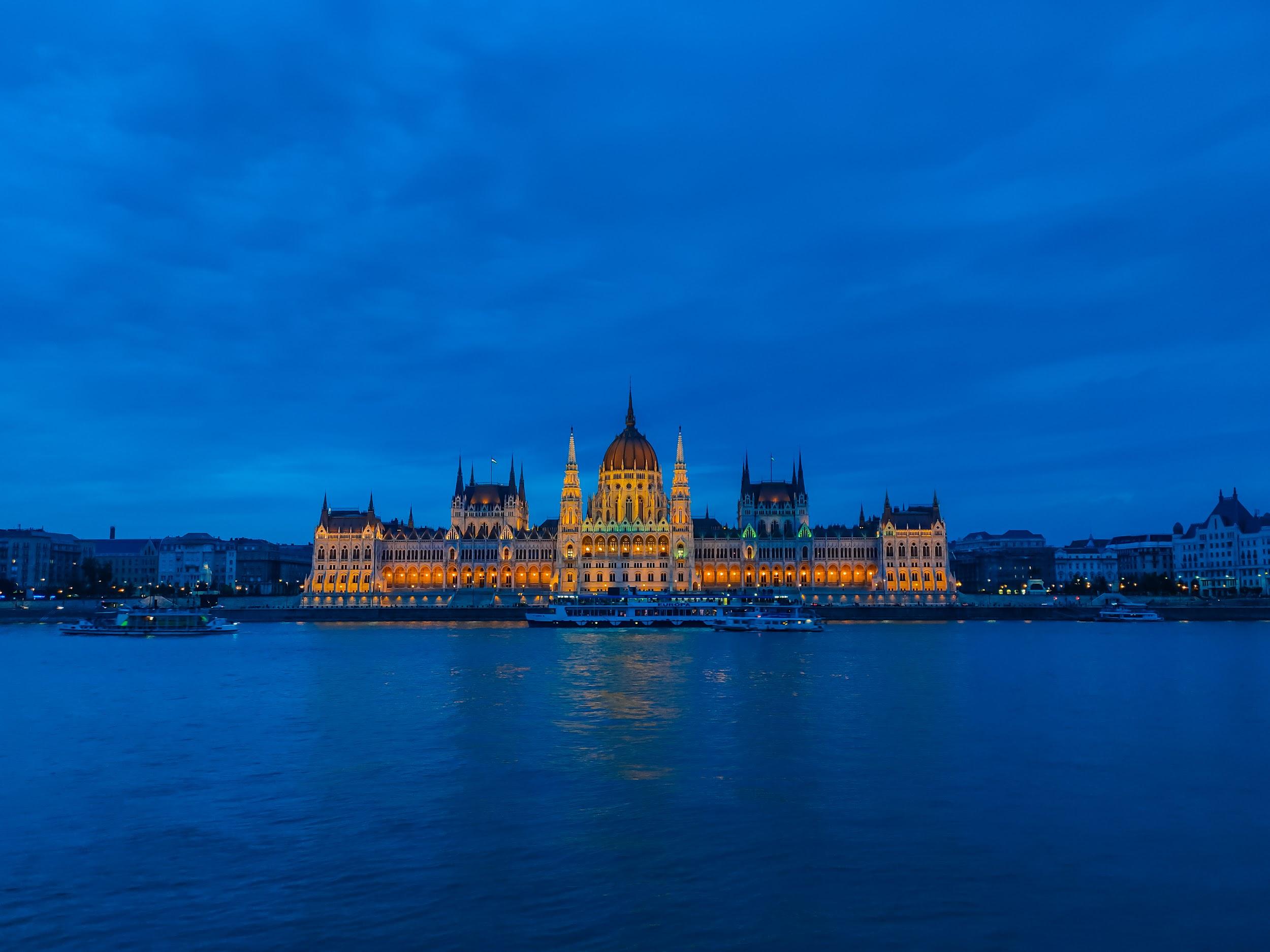 Tòa nhà Quốc hội Hungary soi bóng bên dòng Danube. Shot on Realme 5 Pro