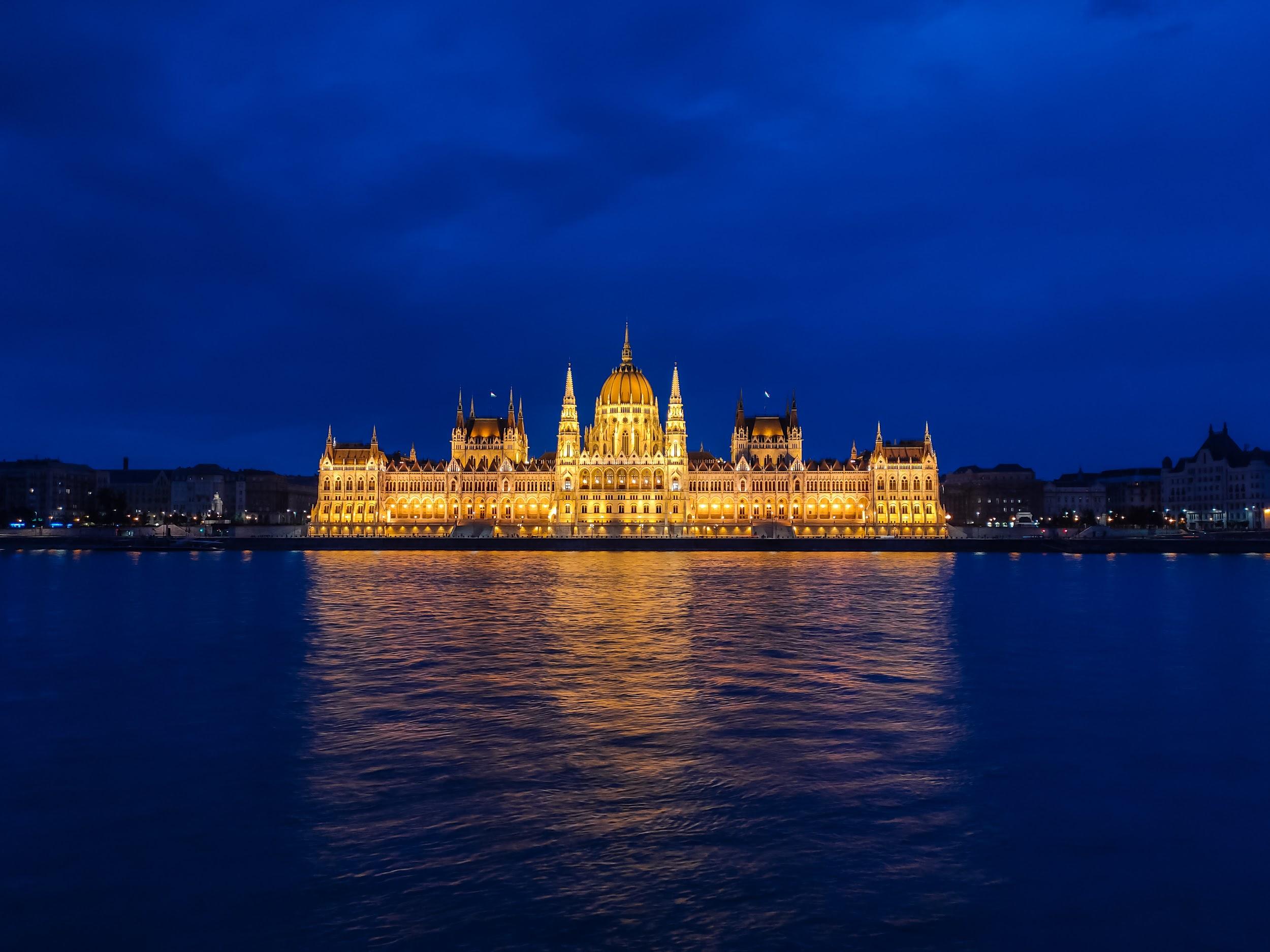 Tòa nhà Quốc hội Hungary đẹp tráng lệ khi được chụp chế độ phơi sáng bởi Realme 5 Pro