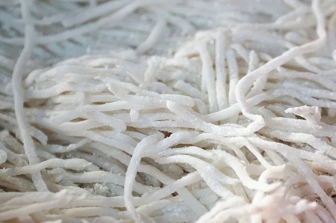 Theo chị Diễn, sợi bánh canh do nhà tự làm từ gạo sóc - một loại gạo có xuất xứ Campuchia. 