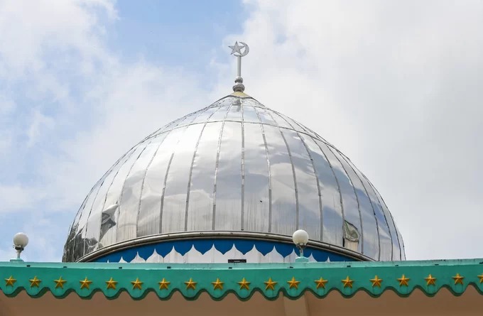 Mái vòm của thánh đường với biểu tượng trăng lưỡi liềm và ngôi sao năm cánh của Hồi giáo. Trong đó, vầng trăng lưỡi liềm tượng trưng cho Âm lịch Hồi giáo, còn ngôi sao là biểu tượng của sự tuân theo ý chúa trời.