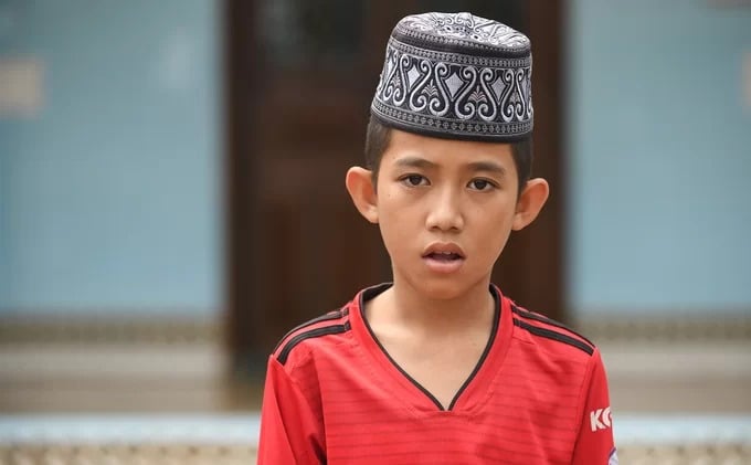 Trong vai Na Quy, chàng trai dân tộc Chăm với chiếc khăn trùm đầu theo đạo Hồi. Cộng đồng dân tộc Chăm ở An Giang hiện có hơn 17.000 người, theo đạo Hồi.