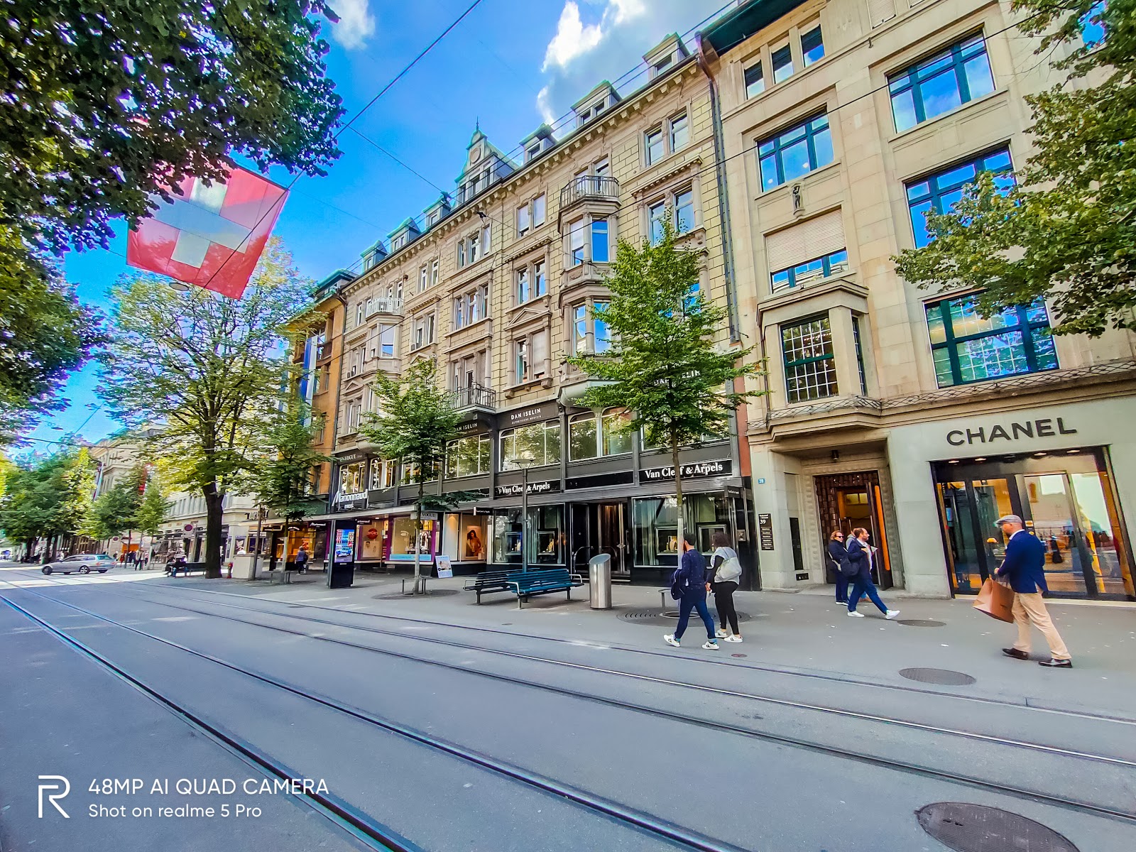 Một góc đường phố Bahnhofstrasse được chụp bởi camera góc rộng Realme Pro 5