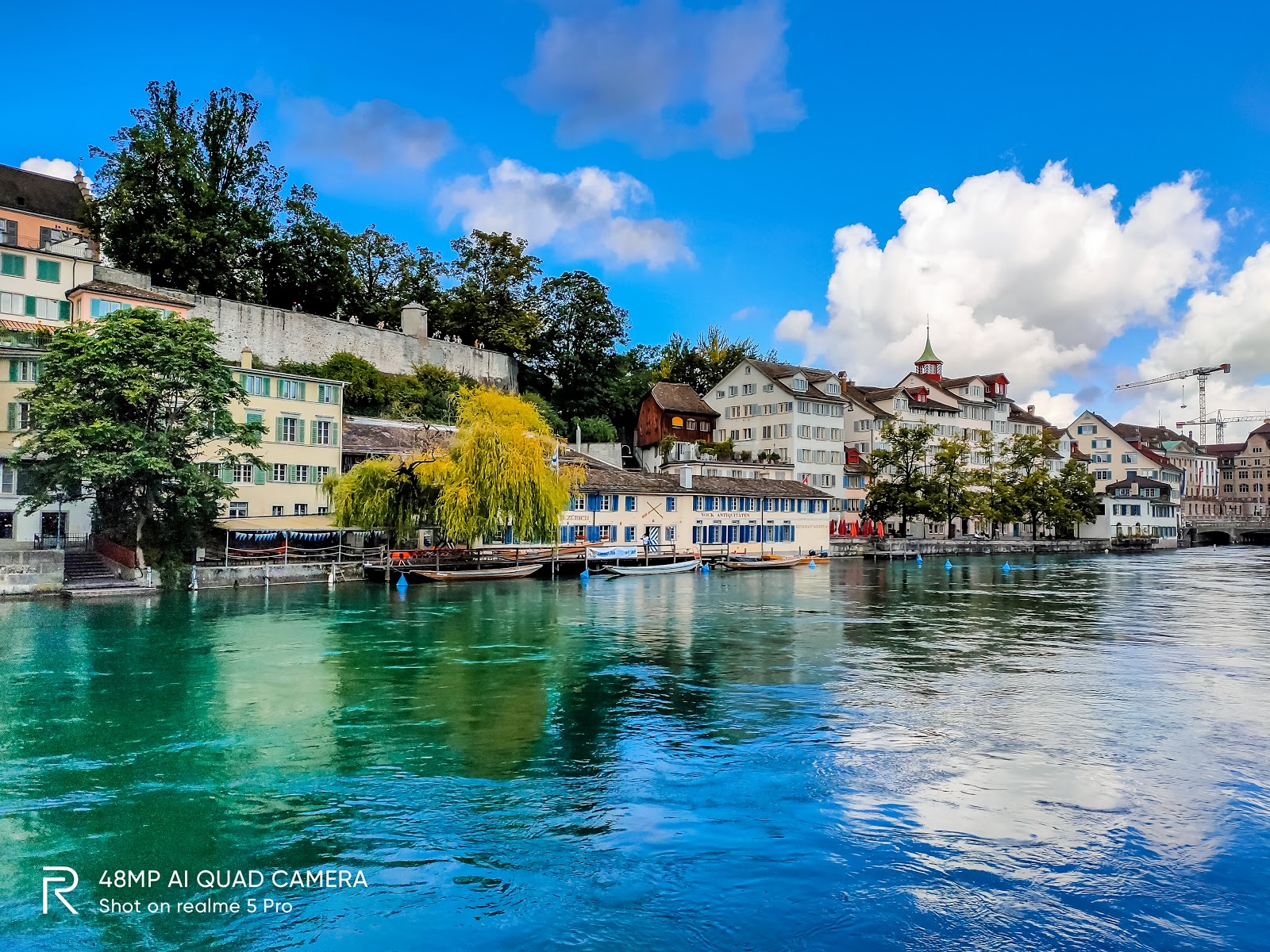 Bờ Limmat nằm ở thành phố Zurich của Thụy Sĩ với cảnh quan thiên nhiên tuyệt đẹp và độc đáo. Hãy đón xem bức hình của bờ sông Limmat, là nơi lưu giữ bao nhiêu kỷ niệm đẹp và kiến trúc cổ kính của thành phố Zurich, dưới nắng vàng của ánh hoàng hôn.