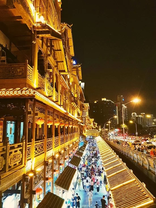 Hiện nay, Hồng Nhai Động là khu tổ hợp thương mại với nhiều hàng quán thu hút khách du lịch tại Trùng Khánh. Ảnh: Steven Chau.
