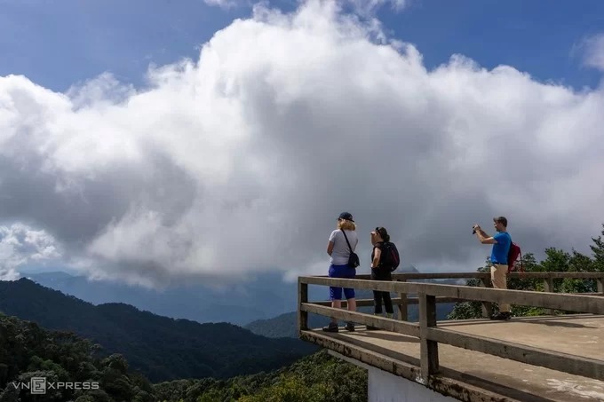 Nhóm du khách nước ngoài dừng chân tại khu vực săn mây Hải Vọng Đài. Tại đây, du khách có thể phóng tầm mắt ngắm nhìn quang cảnh thiên nhiên tứ bề của Bạch Mã, như vịnh Lăng Cô hay hồ Truồi.