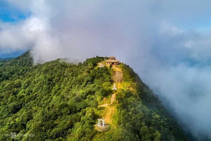 Toàn cảnh đỉnh Bạch Mã và khu vực Vọng Hải Đài mờ ảo trong mây, ở độ cao 1.450 m.