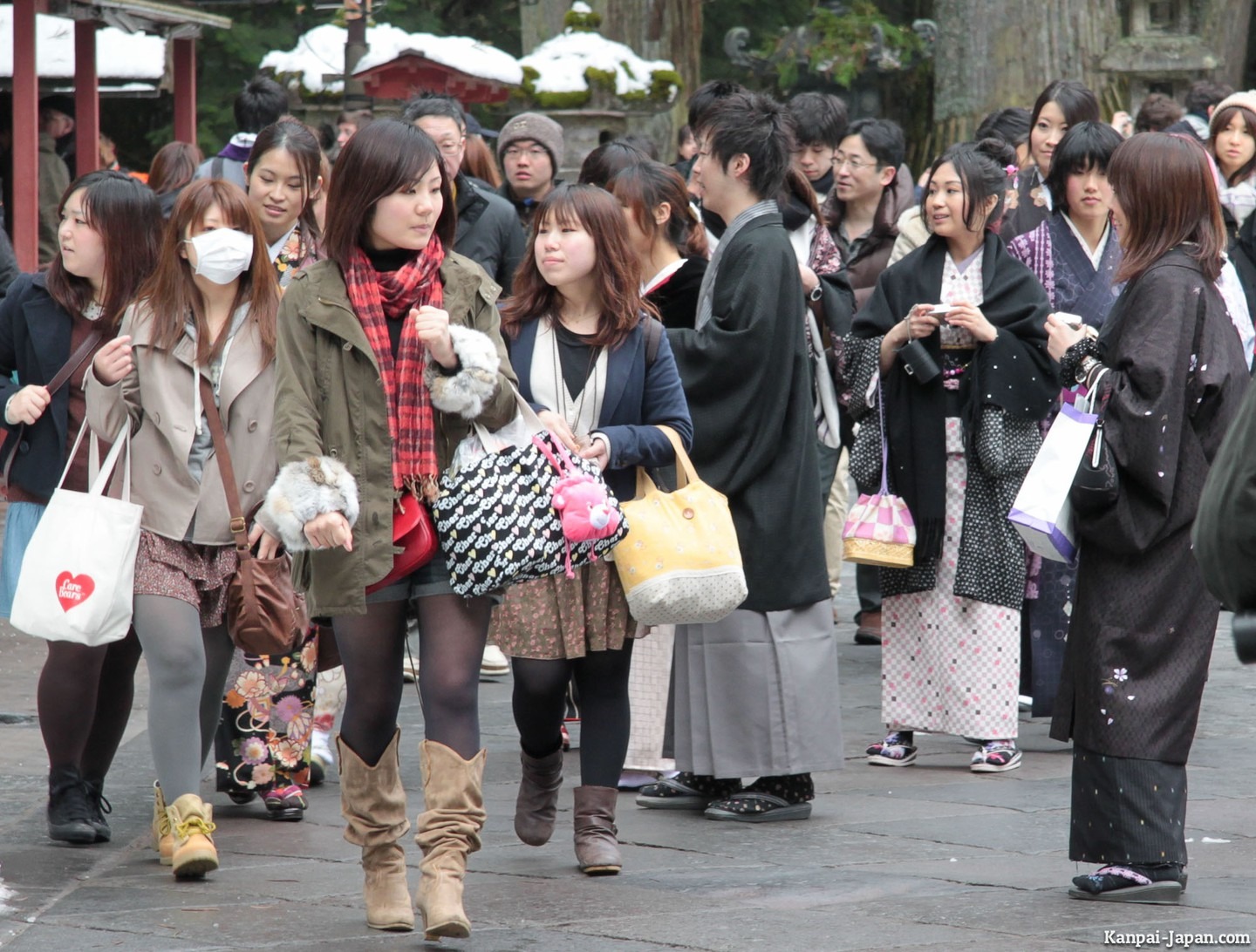5. Ăn mặc kín đáo: Người Nhật có phong cách ăn mặc kín đáo hơn người phương Tây. Nếu bạn là nữ, khi đến du lịch tại đây hãy hạn chế mặc những trang phục hở ngực, váy ngắn hay quần sooc khi ra đường.