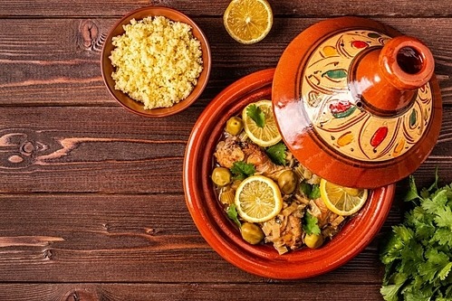 Couscous là món thịt hầm rau củ trong một nồi đất sét nung có nắp hình nón. Ảnh: Marrocos.