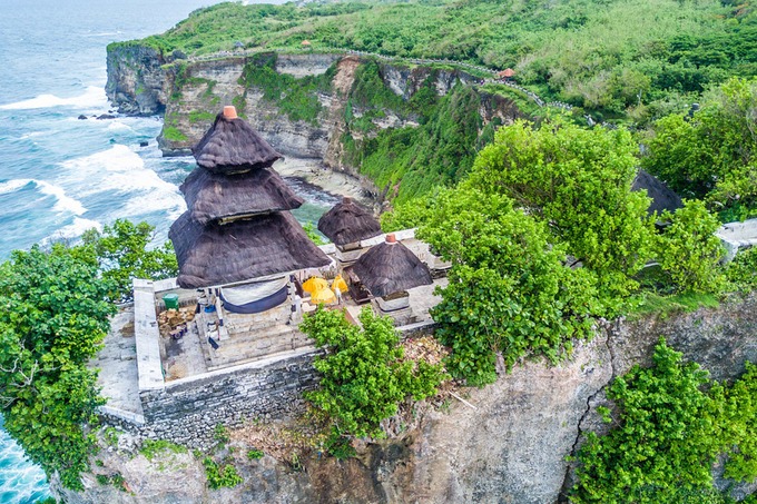 Đền Uluwatu được xây dựng từ thế kỷ thứ 10 và là một trong những ngôi đền cổ xưa nhất Bali. Uluwatu có ý nghĩa quan trọng với cộng đồng người Hindu. Họ tin rằng ngôi đền là nơi bảo vệ Bali khỏi những linh hồn của quỷ dữ. Đền được xây dựng trên một vách núi gồ ghề, địa hình hiểm trở nhưng khung cảnh hùng vĩ. Uluwatu cách thủ phủ Denpasar của Bali khoảng 30 km về phía nam. Du khách có thể thuê ôtô hoặc chạy xe máy đến đây. Ảnh: Goibibo.