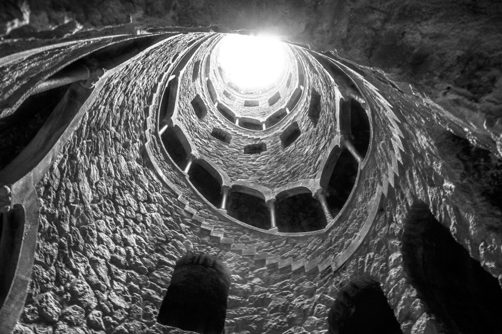 Tòa lâu đài sở hữu 2 giếng nước nổi tiếng hấp dẫn du khách. Giếng sâu gần 27 m dưới mặt đất nhưng không có nước. Cầu thang xoắn được xây dựng theo đường trôn ốc, đưa du khách xuống tận đáy. Từ miệng giếng nhìn xuống, bạn có cảm giác như đang đứng giữa một tòa tháp ngược. Ảnh: Tportal.