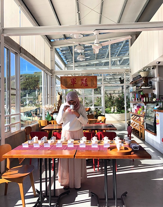 Để tìm hiểu kỹ hơn về chè Đài Loan, bạn nên ghé vào các quán trà ven đường. Địa chỉ gợi ý cho bạn là Alishan Win, nơi có hàng chục loại trà cho khách lựa chọn từ Ô Long, hoa hồng... đến trà đặc trưng của A Lý Sơn. Ngay cạnh quán trà là khu vườn hồng được trồng trong nhà kính, nơi trồng hương liệu ướp trà, còn khách có thể ngắm và hít hả mùi thơm thoang thoảng. Quán trà cũng có tầm nhìn panorama ra thung lũng chè phía dưới. Ảnh: Alishan Win.