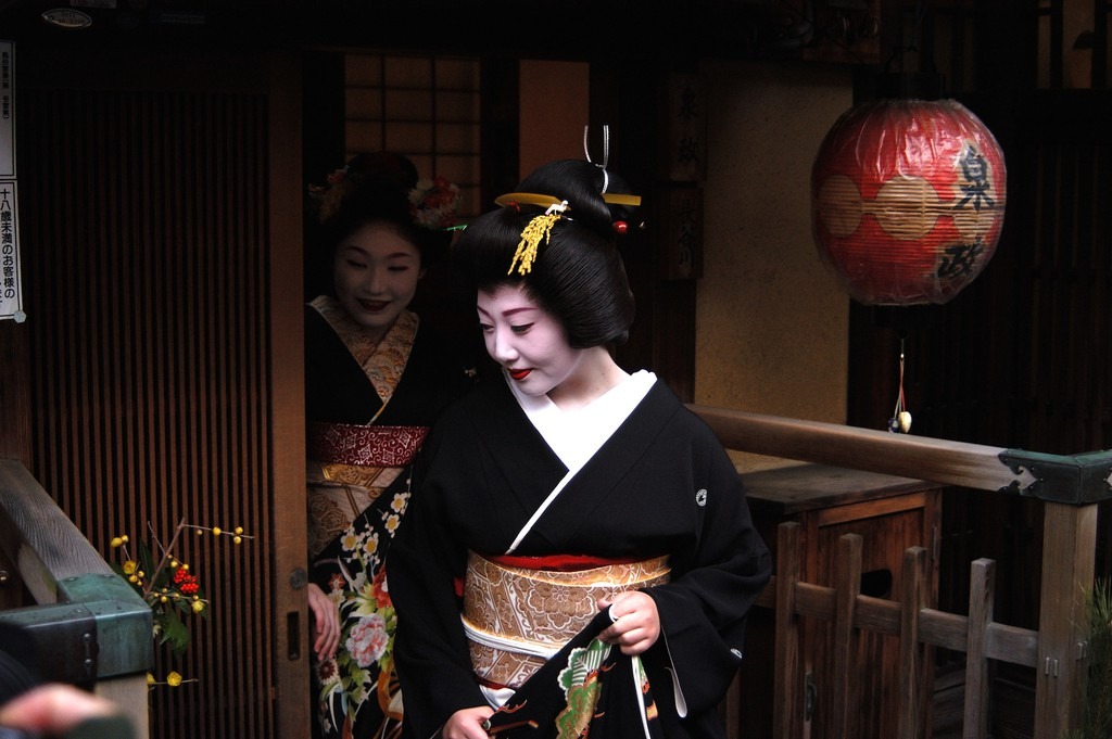 Cố đô Kyoto (Nhật Bản) hấp dẫn du khách nhờ vẻ đẹp cổ kính vượt thời gian.  Nhiều khách du lịch cũng đến đây để xem geisha và maiko (học việc).  Điều này đã gây ra những hậu quả khó lường.  Khách du lịch thường rượt đuổi và chụp ảnh, trêu chọc những con geisha khiến chúng cảm thấy sợ hãi khi tập luyện.  Để chấm dứt tình trạng này, chính quyền địa phương đã ra thông báo phạt 92 USD vì chụp ảnh geisha khi chưa được phép.  Quy định này cũng được áp dụng đối với hành vi chụp ảnh nhà riêng của người dân.  Ảnh: CNN.