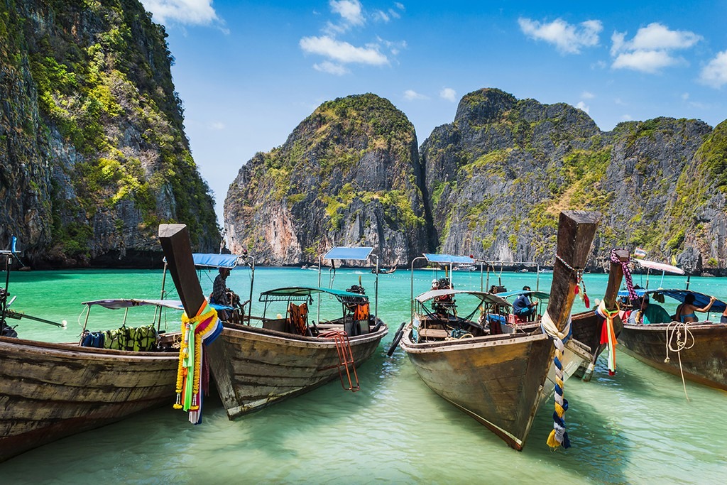 Thái Lan: Là quốc gia láng giềng của Việt Nam, Thái Lan cũng được xướng tên trong danh sách này. Điểm hấp dẫn du khách khi tới đây là loạt hòn đảo và bãi biển đẹp để lựa chọn. Mỗi địa điểm mang đến cho bạn những trải nghiệm khác. Bạn có thể tổ chức tiệc tùng đến bình minh, học lặn, thưởng thức những món ăn ngon nhất Thái Lan hay trốn khỏi thế giới trong một kỳ nghỉ lãng mạn, kín đáo. CN Traveller đánh giá địa điểm du lịch này 92,39 điểm.