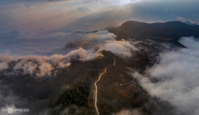 Con đường dốc cao dẫn lên điểm ngắm mây Ngải Thầu Thượng, một trong những bản cao nhất Việt Nam (trên 2.100 m), thuộc xã Ngải Thầu, giáp phía nam xã Y Tý.